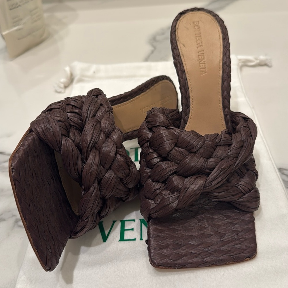 Brown raffia stretched heeled mules - Picture 1 of 3